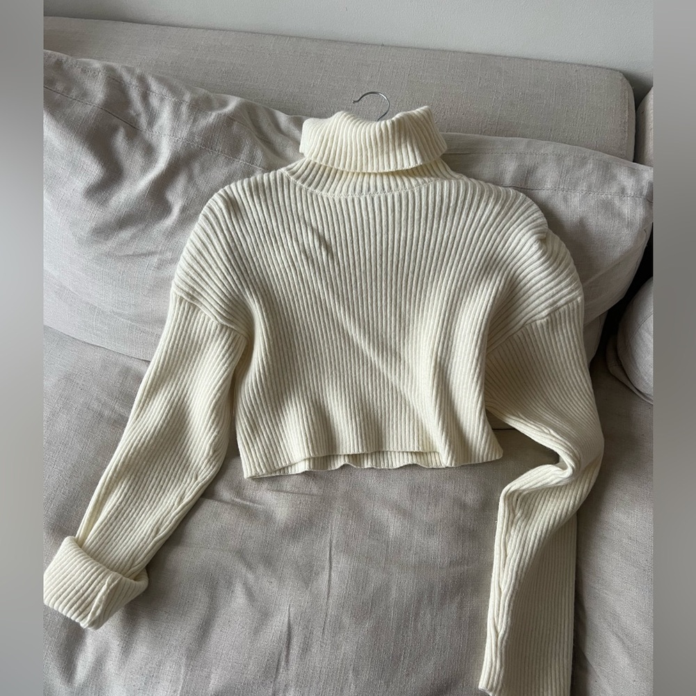 Turtle neck ribbed cropped sweater